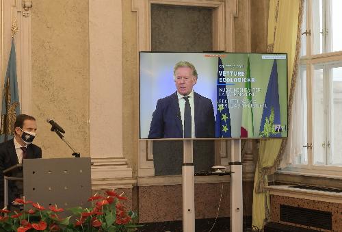 L'assessore regionale alla Difesa dell'ambiente, all'Energia e Sviluppo sostenibile Fabio Scoccimarro mentre interviene in videoconferenza